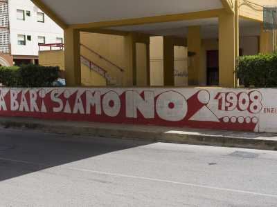 La vita � nei graffiti dove la passione esplode nel bianco e rosso della squadra del Bari...